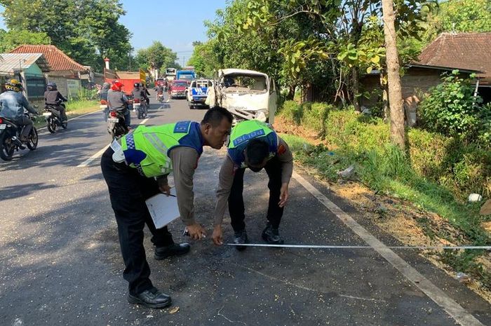 (ilustrasi) Olah TKP kecelakaan Isuzu Traga dan Toyota Hilux di ruas jalan Ngadirojo-Nguntoronadi, desa Gedong, Ngadirojo, Wonogiri, Jawa Tengah