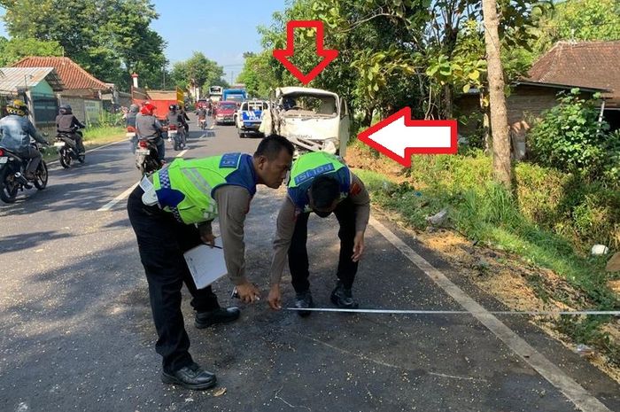 Olah TKP kecelakaan Isuzu Traga dan Toyota Hilux di ruas jalan Ngadirojo-Nguntoronadi, desa Gedong, Ngadirojo, Wonogiri, Jawa Tengah