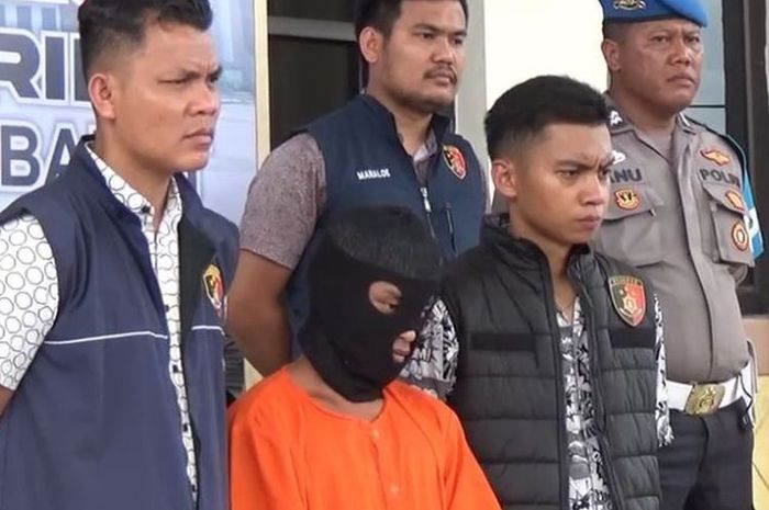 Fiki Harman Malawa (20) berbaju oranye saat masih berstatus tersangka karena membunuh begal motor yang mengadangnya di jalan kini sudah dibebaskan dari status tersangka