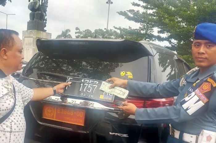 Puspom TNI amankan Toyota Fortuner berpelat dinas TNI palsu di Bandara Soekarno-Hatta yang dikemudikan pensiunan TNI AL
