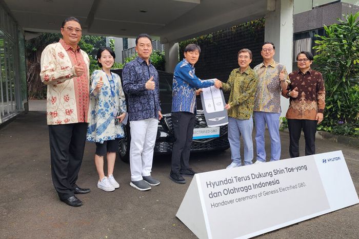 Perwakilan HMID dan Hyundai Motor Asia saat penyerahan Genesis Electrified G80 Long-Wheelbase kepada pelatih Timnas Shin Tae-yong, Selasa (14/5/2024).