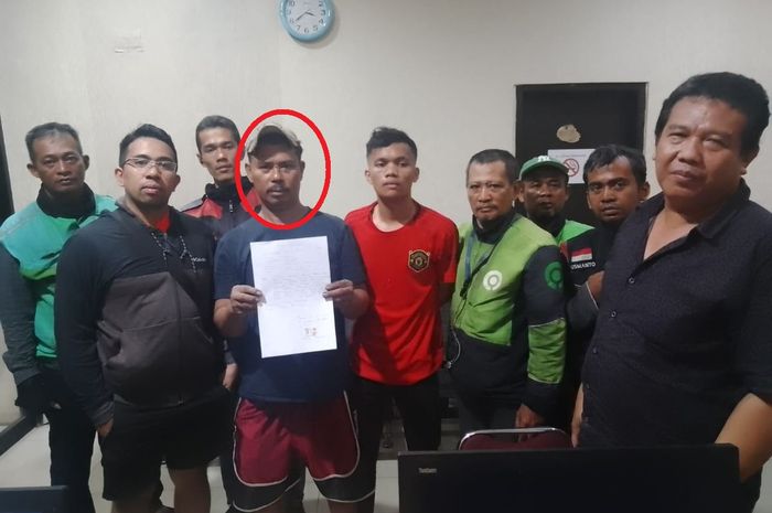 Dalam lingkaran merah, tukang tambal ban yang digeruduk para ojek online lalu diusir dari tempat mangkalnya di Jl Letjen MT Haryono, Bidara Cina, Jatinegara Jakarta Timur karena dituduh sering tebar ranjau paku