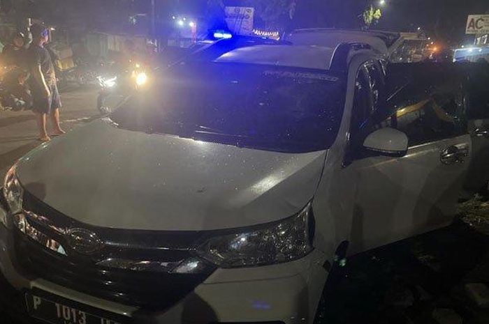 Daihatsu Xenia yang tabrak mobil Polisi lalu menyeret trail dinas Polisi sejauh 3 Km di Patrang, Jember, Jawa Timur