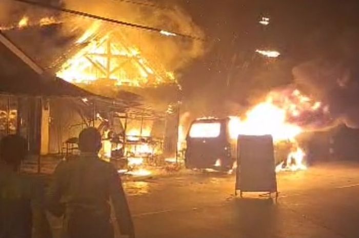 Suzuki APV terbakar hebat hingga apinya merembet membakar rumah warga di Jl raya Tambak, Banyumas, Jawa Tengah