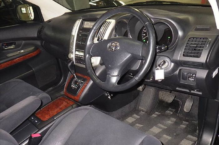 Dasbor Toyota Harrier gen 2 sering pecah dan lengket