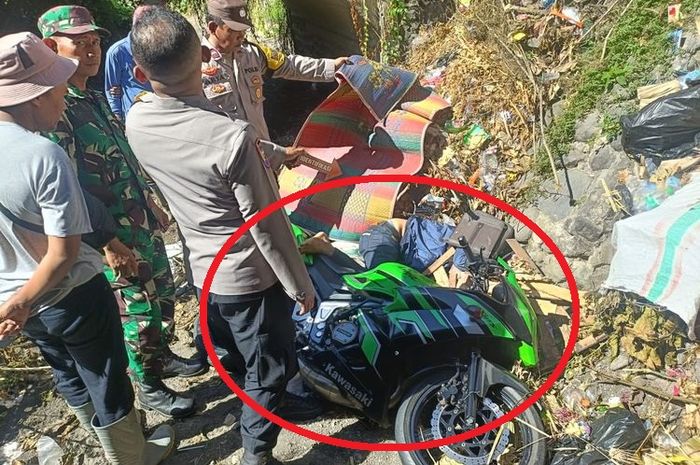 Dalam lingkaran merah, Kawasaki Ninja 150 RR beserta pengendara sudah tersungkur di kolong jembatan Kokar Tenong, dusun Panyengar, Utan, Sumbawa, Nusa Tenggara Barat