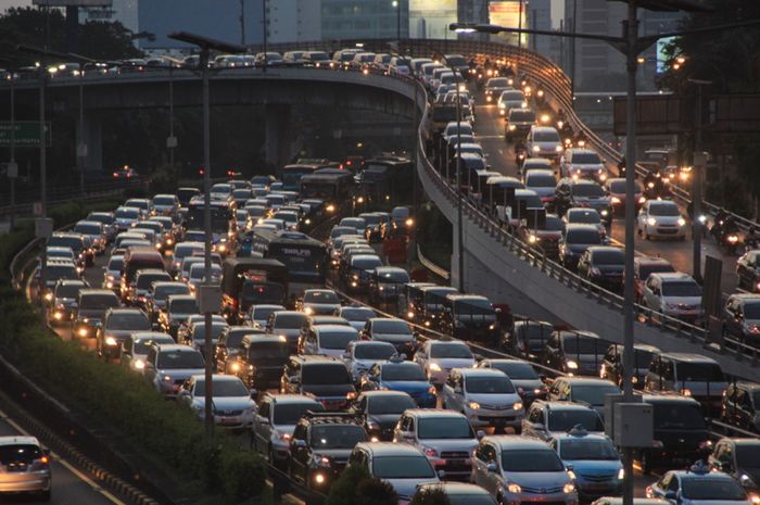 Pembatasan usia kendaraan lebih dinarasikan sebagai upaya untuk memerangi polusi udara dan kemacetan, namun belum optimal membenahi sarana transportasi yang modern dan andal