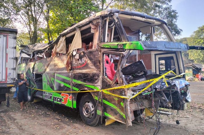 Kondisi bus PO Trans Putera Fajar pasca laka maut di Ciater, Subang, Jawa Barat