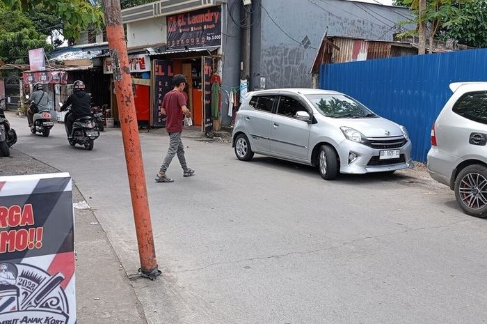 Tiang kabel Telkom yang seolah berada di badan Jalan Mannuruki 2, Tamalate, kota Makassar Sulawesi Selatan