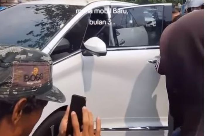 Toyota All New Alphard baru usia 3 bulan tabrak pohon di Jl Pluit Utara Raya, Pluit, Penjaringan, Jakarta Utara