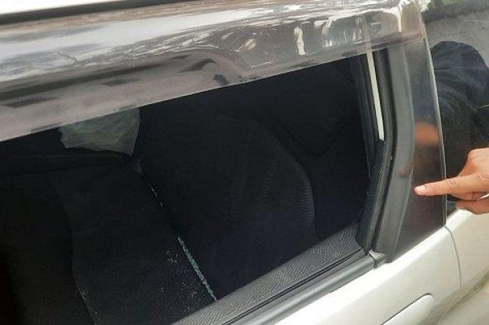 Honda Jazz jadi sasarn pecah kaca di bekasi, duit Rp 450 juta raib di dalam kabin