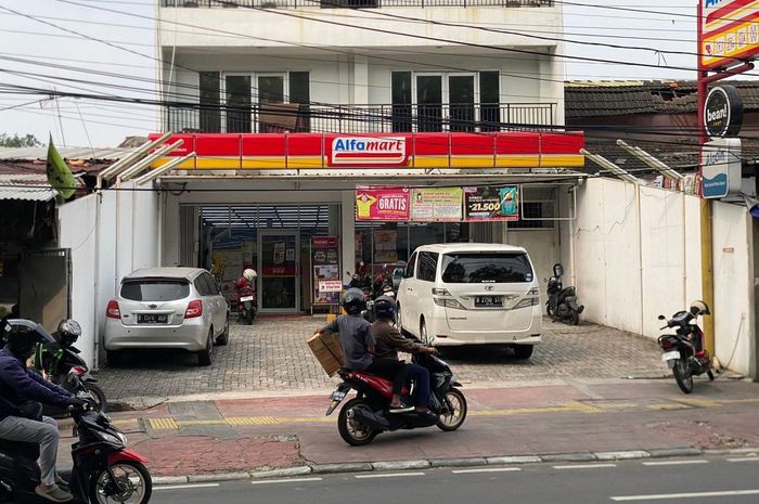 Juru parkir (jukir) liar minimarket di Jalan Bungur Besar Raya, Kemayoran, Jakarta Pusat, kedapatan masih beroperasi, Kamis (16/5/2024).
