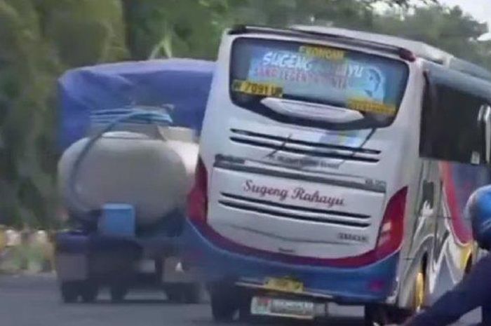 Viral video Bus Sugeng Rahayu atau punya julukan lumba-lumba darat ugal-ugalan di jalan