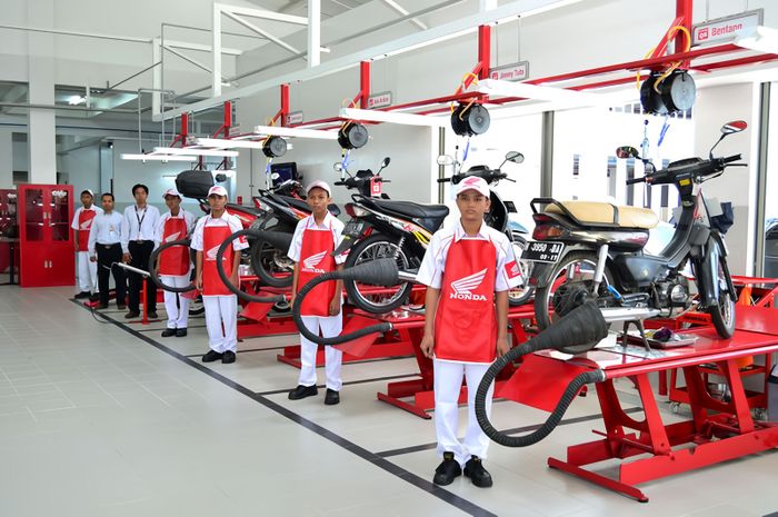 Servis motor di bengkel resmi Honda