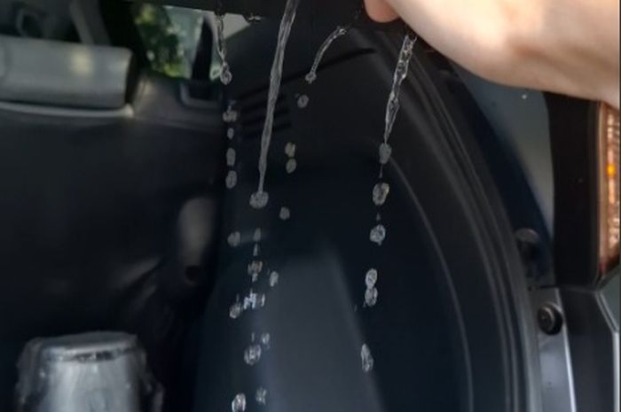 Dari bawah pintu bagasi Honda HR-V E CVT keluar air