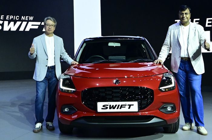 Petinggi Maruti Suzuki saat peluncuran Suzuki Swift di India.