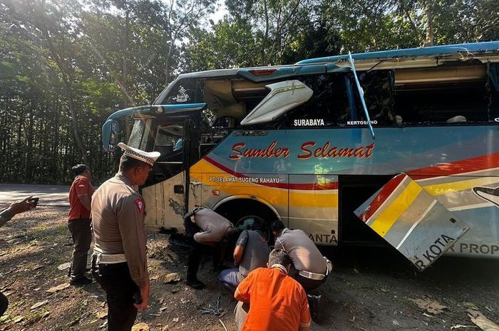 Bus PO Sumber Selamat terguling di jalan raya Solo-Ngawi, desa Bangunrejo Kidul, Kedunggalar, Ngawi, Jawa Timur