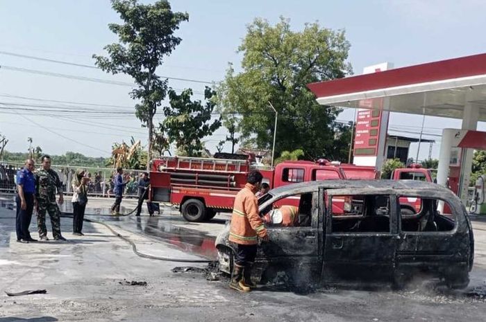 Daihatsu Espass terbakar di dalam SPBU Jomblang, Takeran, Magetan, Jawa Timur selepas isi Pertalite