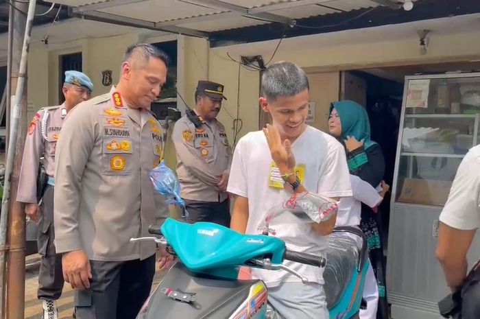 Casis Bintara Polri, Satrio Mukti Raharjo (19) yang menjadi korban begal diberi Yamaha Gear 125 sebagai ganti Yamaha Aerox 155 miliknya yang digondol pelaku