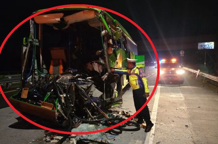 Bus rombongan SMP PGRI 1 Wonosari kota Malang, Jawa Timur terpenggal di tol Jombang-Mojokerto usai tabrak truk, (21/5/24)