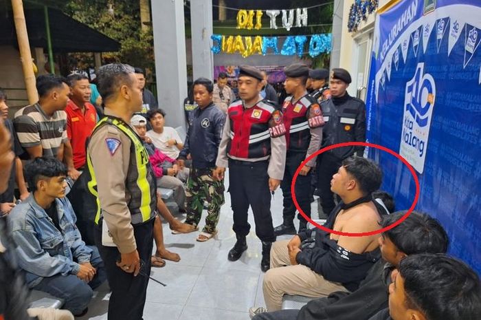 Proses mediasi antara warga dan pengendara motor sok jagoan lawan arah sambil marah-marah di Polsek Kedungkandang, kota Malang, Jawa Timur