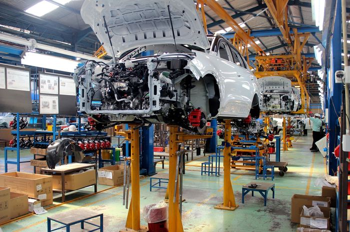 Perakitan mobil Chery di PT Handal Indonesia Motor