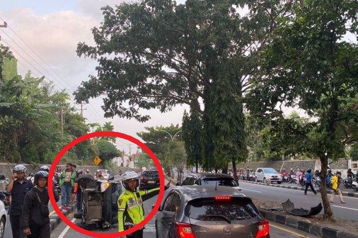 Dalam lingkaran merah, Suzuki Karimun Estilo yang terguling di Jl Padjajaran, Sinduadi, Mlati, Sleman Yogyakarta
