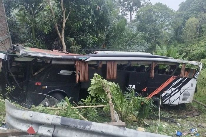 Bus pariwisata rombongan study tour MIN 1 Pesisir Barat Lampung terjun ke jurang