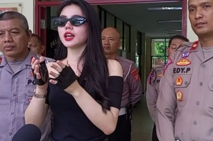 Zoe Levana diberikan sanksi tilang setelah minta solusi terjebak di jalur busway