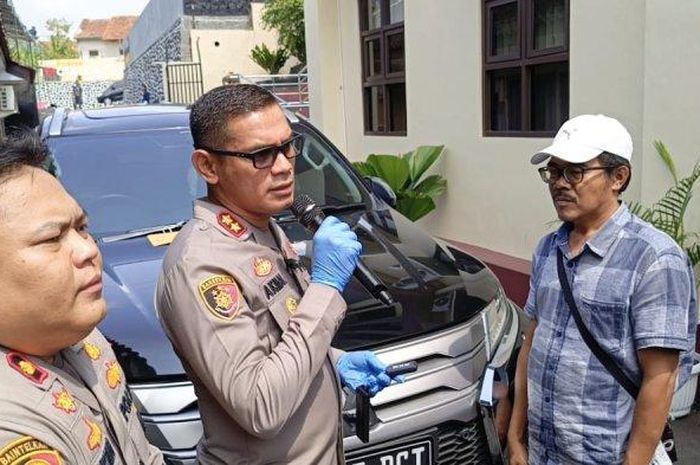 Serah terima barang bukti Mitsubishi Pajero Sport ke Rohendi yang sempat dicuri dan dijual teman dekat sejak kecilnya