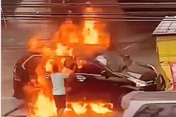 Toyota Avanza membara di pinggir jalan, api diduga berasal dari barang ini di kabin