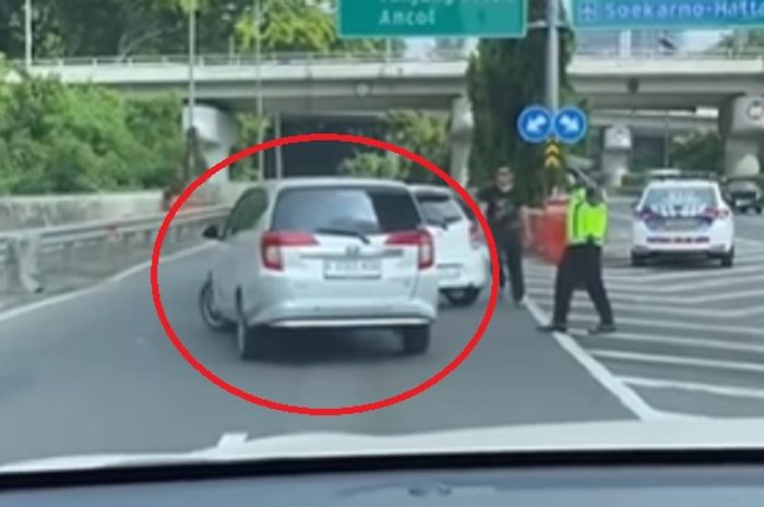 Toyota Calya terlibat adu pepet dengan Nissan March. kelakukan si sopir bikin netizen gemes