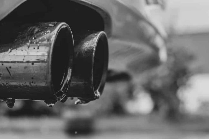 Ini sebabnya kenapa knalpot mobil diesel atau bensin keluar air di pagi hari (foto ilustrasi)