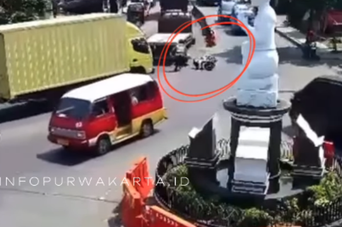 Dalam lingkaran merah, pengendara motor yang jatuh dilindas truk saat diadang Polisi akan ditilang di Sindangkasih, Purwokerto