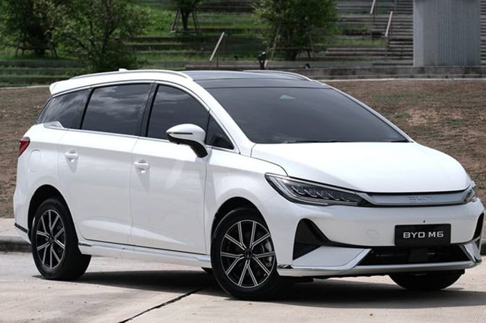 BYD M6 tampil di Thailand pada suatu acara BYD.