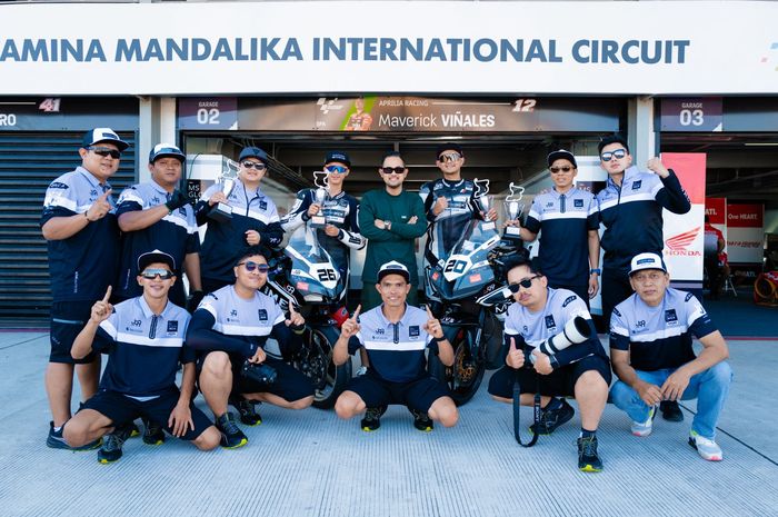 Seluruh personel tim MS Glow For Men Racing Team berpose dengan piala yang berhasil diboyong dalam Mandalika Racing Series 2024