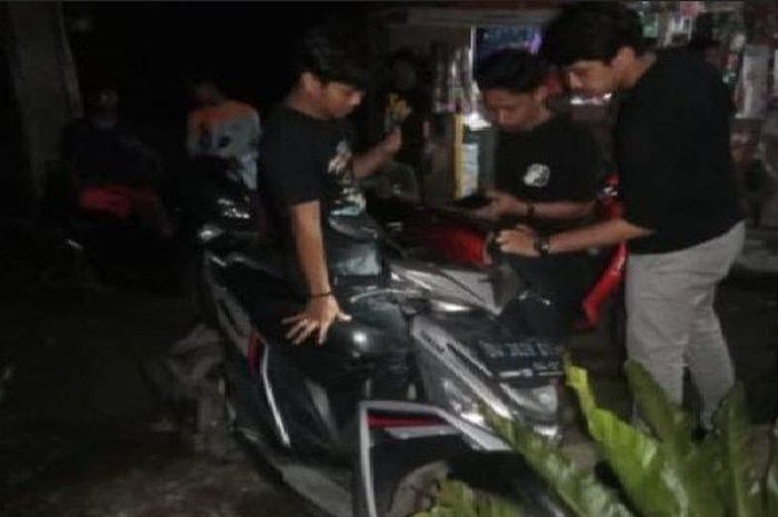 Satreskrim Polres Sinjai saat mengamankan barang bukti Yamaha Mio 125 yang sempat dicuri santri Pondok Pesantren inisial AR (13)