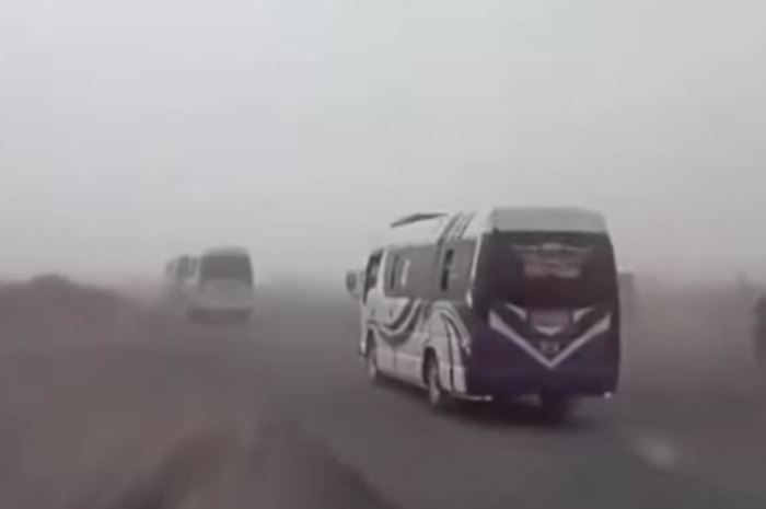 Rombongan Elf yang menerobos masuk ke lautan pasir Gunung Bromo, Probolinggo, Jawa Timur