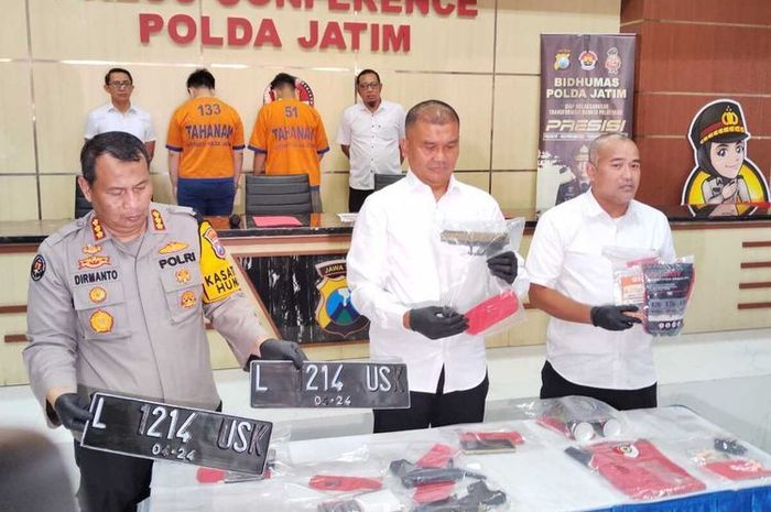 Konferensi pers penangkapan pelaku penembakan misterius di jalanan kota Surabaya, Jawa Timur dari dalam mobil
