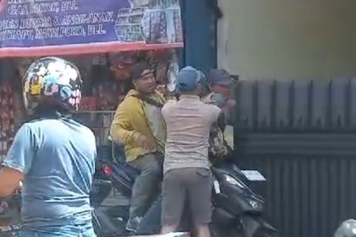 Video ketua RW 10 Semper Barat, Cilincing, Jakarta Utara bernama Epriyanto mengusir debt collector yang mangkal di wilayahnya