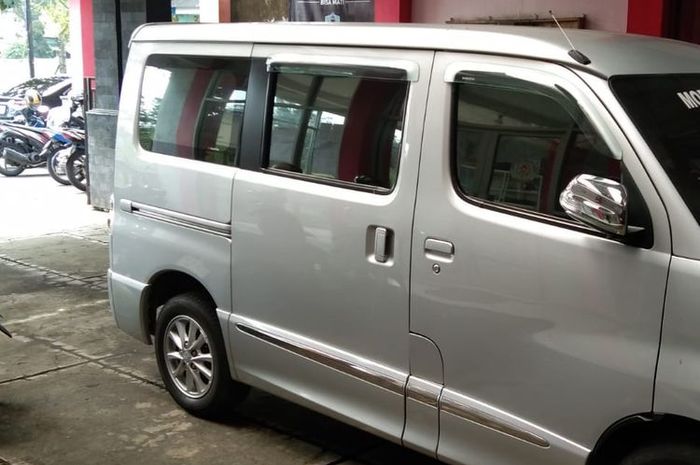 Daihatsu Gran Max di kantor desa Jambewangi, Secang, Magelang yang dituding mistis karena klakson dan lampu sein menyala sendiri di tengah malam