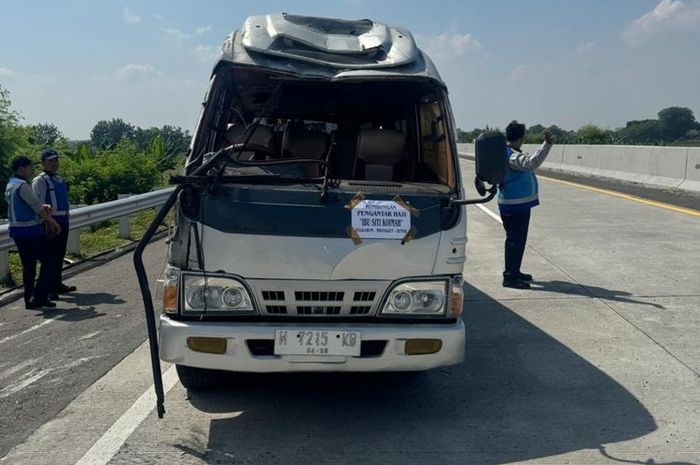 Isuzu Elf rombongan pengantar jemaah haji asal Mranggen, Demak terguling di Km 489 tol Semarang-Solo akibat pecah ban belakang kanan