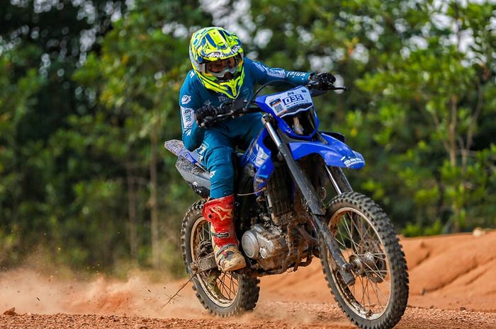 Ilustrasi pakai motor trail