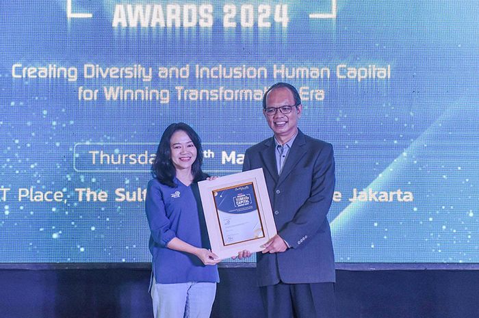Manager Learning and Culture Management Asuransi Astra Francisca Mulia saat menerima penghargaan Indonesia Human Capital Awards 2024 sebagai The Best Human Capital for Encouraging Employee Potential and Contribution to Support Healthy Work Culture kategori &quot;General Insurance&quot;.