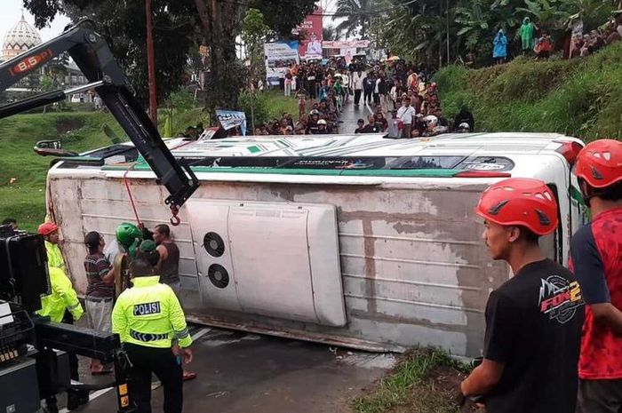 Bus pariwisata terguling akibat gagal menanjak di Ngargoyoso, Karanganyar, Jawa Tengah