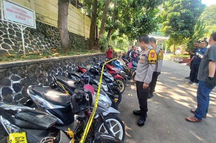 Deretan 21 motor hasil curian yang diamankan dari residivis berinisial H oleh Satreskrim Polres Sukabumi