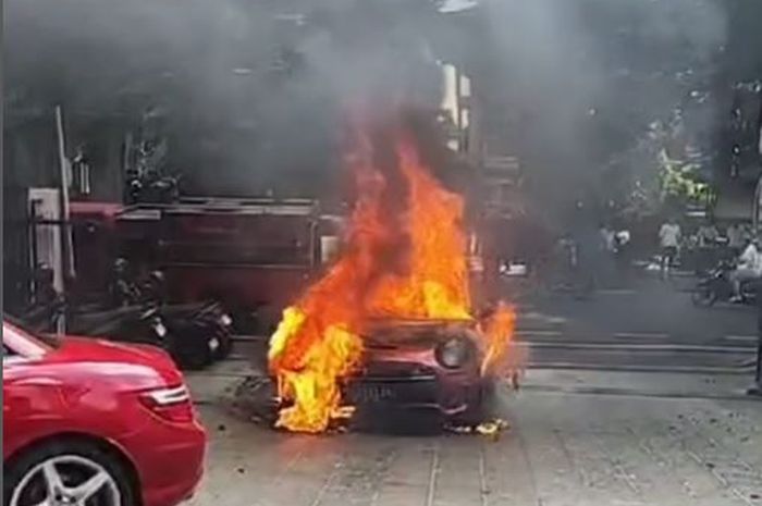 Mini Cooper Clubman milik dokter terbakar di tempat praktiknya jalan raya Puputan, Renon, Denpasar, Bali