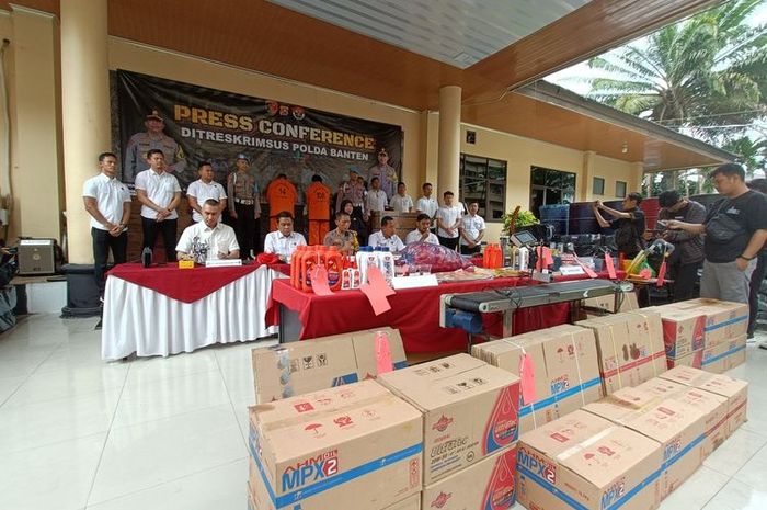 Barang bukti oli palsu yang diolah pabrik rumahan di Tangerang, Banten