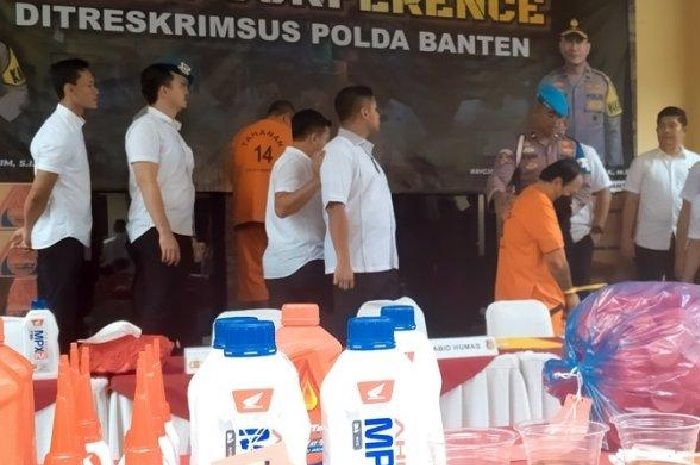 Pabrik oli palsu di Tangerang produksi botol AHM Oil, Yamalube dan Federal Oil.