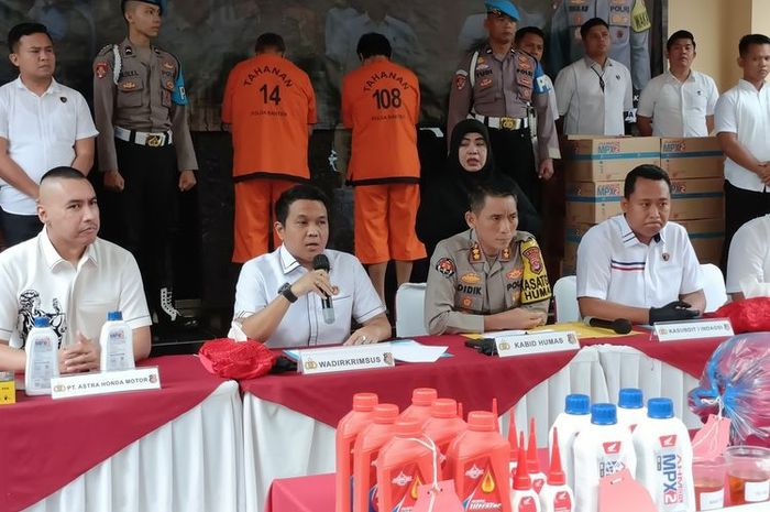 Konferensi pers pengungkapan pabrik oli palsu rumahan di Tangerang, Banten